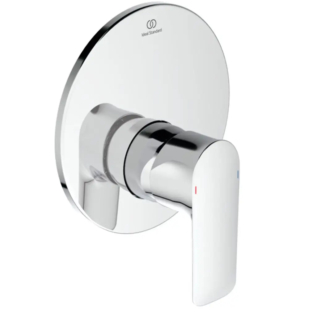 An einer Wand montierte Armatur in Chromfarbe von Ideal Standard mit einem modernen, flachen Griff und einem runden Rosettenkopf.